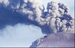 La pluma del volcán alcanza los 4.000 metros de altura, hay viento Sureste afectando a Cochamó y a Ralún, y han evacuado 6.514 personas, dijo Bachelet 