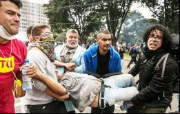 Con pañuelos tapando nariz y boca, los manifestantes corrían detrás de los árboles para protegerse de las bombas de gas
