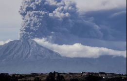 El Calbuco, entró en erupción el jueves por tercera vez en una semana y lanzó una columna de humo y de cenizas de tres kilómetros de altura