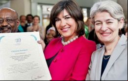 Christiane Amanpour (I)  de CNN nombrada Embajadora de Buena Voluntad de la UNESCO para la libertad de expresión y la seguridad de los periodistas