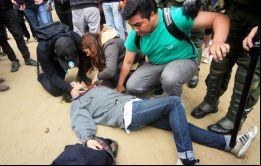 Varios testigos del incidente relataron que el hijo del dueño de la vivienda salió a la calle con un revólver y efectuó los disparos que dieron muerte a los jóvenes.