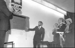  El Príncipe Andrés en aquella época oficial de la Marina Real y en servicio en las Falklands fue encargado de la apertura oficial de MPA en mayo de 1985