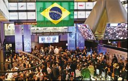 Petrobras informó que sus ganancias sumaron 5.330 millones de reales (1.776,7 millones de dólares), tan solo 1,2% inferiores a los del primer trimestre de 2014
