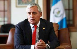 Otto Pérez enfrenta una intensa presión popular al revelarse una extensa red de defraudación fiscal que ya costó el cargo a la ex vice-presidenta Roxana Baldetti.