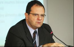 Barbosa dijo que el recorte es imprescindible ante previsiones de crecimiento negativo, pero aseguró que la economía rebotará en el segundo semestre 