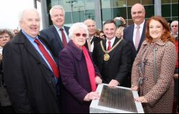La embajadora Castro junto al Ministro Primero de Gales Carwyn Jones y autoridades de la ciudad de Liverpool
