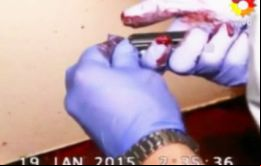 Imágenes muestran a un perito con guantes que retira parte de la sangre con un dedo identificar el arma y con los mismos guantes contamina el cargador y balas