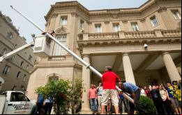 Los funcionarios de la Sección de Intereses de Cuba, incluido el jefe José Cabañas asistieron a la pequeña ceremonia para colocar el mástil