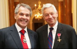 El ex legislador Petri y el embajador Westmacott durante la ceremonia en la embajada británica en Washington 