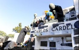 Desde primera hora de la mañana, iradores visitaron el cementerio de la Chacarita en Buenos Aires para recordar al más reconocido intérprete de tango.