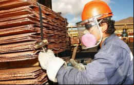 Cinco de las siete divisiones industriales anotaron caídas anuales, entre ellos celulosa, papel e imprentas, que registró un descenso de 15,6%