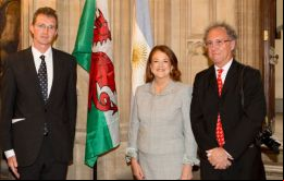 El Parlamentario británico David Davies, la embajadora Alicia Castro y el fotógrafo Marcos Zimmermann, cuyas obras fueron expuestas