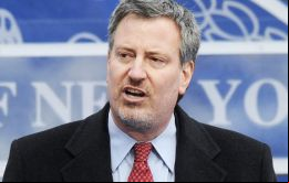 El alcalde de Nueva York, Bill De Blasio, comunicó que se revisarán los contratos de Trump con la ciudad. 