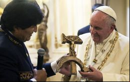 El hecho ocurrió en Casa de Gobierno durante el intercambio de regalos, y se escucha al Papa decir no está bien eso, pero igualmente se mantuvo sonriente