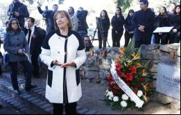 La ministra de Educación y Cultura, María Julia Muñoz durante la ceremonia en el monumento Raoul Gustaf Wallenberg en Montevideo. 