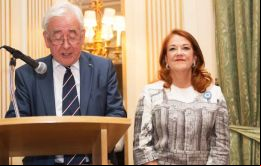 La embajadora Castro junto a Lord Wigley, figura política galesa de renombre y secretario de la comisión organizadora del sesqui centenario 