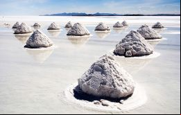 En el salar de Uyuni se encuentra además la mayor reserva mundial del litio, que es utilizado para la fabricación de todo tipo de baterías