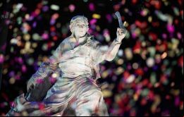 La obra, cuyo autor es el artista Andrés Zerneri, mide 16 metros de alto y 25 toneladas de peso, fue realizada en bronce y donada por el gobierno de Bolivia.