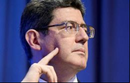 Brasil necesita señalar a los inversores que continuará recortando el gasto presupuestario hasta que vuelva la confianza, declaró Levy.