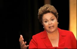 Rousseff lucha por su presidencia en medio del peor desempeño económico en 25 años y la crisis política provocada por el escándalo de sobornos en Petrobras