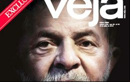 La nota de Veja titulada Le llegó la hora, afirma que uno de los empresarios detenidos involucra a Lula da Silva y uno de sus hijos en el asunto Petrobras.