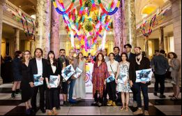La embajadora argentina Alicia Castro junto a los artistas en el Victoria and Albert Museum donde desplegaron Viajes desde el Sur