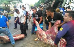 El martes por la mañana una multitud ingresó al mercado y comenzó a llevarse lo que encontraba en las góndolas, hechos registrados en las redes sociales