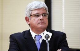 Janot es blanco de crítica de numerosos parlamentarios por la investigación de Petrobras ya que presentó denuncia contra medio centenar de políticos