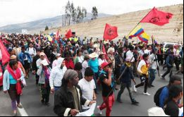 Convocados por la Confederación de Nacionalidades Indígenas del Ecuador (Conaie), la marcha cruzó una fría zona de páramos andinos hasta Machachi