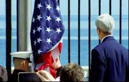 Después de 54 años de ruptura diplomática, la bandera estadounidense ondea de nuevo frente a la sede diplomática de EE.UU. 