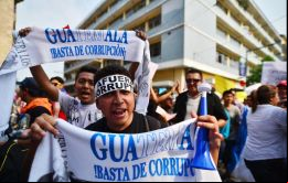 “Basta ya de corrupción”, “fuera los corruptos”, “renuncia ya” y “reformas ya” se leía en algunas pancartas de los manifestantes bajo paraguas y sombrillas