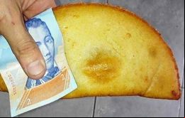 El  de Reddit Victorinox126 compartió en la red social la imagen de un billete de dos bolívares que usa como servilleta para comer una empanada.