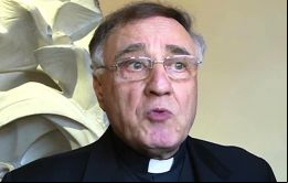 El Santo Padre ni siquiera se dio cuenta de que tenía este objeto entre sus manos. Sólo lo descubrió luego de ver la fotografía, dijo Ciro Benedettini. 