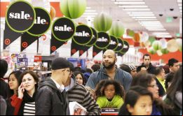 El gasto de los consumidores, que equivale a más de dos tercios de la actividad económica del país, pasó del 2,9% a calcularse en el 3,1%.