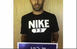 La foto del zaguero del Barcelona posando con el cartel de la campaña fue publicada en las redes sociales Twitter y Facebook por Gustavo Hoyo