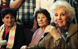 “Bienvenida nieta 117 y por muchos nietos más”, dijo Estela de Carlotto, que compareció acompañada por las dos abuelas y el tío paterno de la nueva nieta