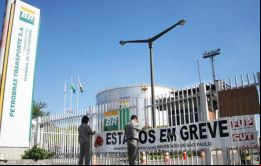 Los funcionarios protestan contra el nuevo plan de negocios de Petrobras, que ha motivado miles de despidos de trabajadores de empresas tercerizadas