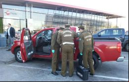 Mientras la escolta estaba en un local, los ladrones descerrajaron la camioneta y se apoderaron de armas, radiotransmisores y ropa, entre otros elementos.
