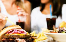 Doblemente perjudiciales: son casi adictivos y eso lleva aumentar el sobrepeso y la obesidad, al tiempo que sustituyen los alimentos frescos