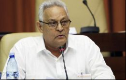 ”Con esta medida, manejar esa lengua extranjera pasa a ser un requisito de imprescindible cumplimiento para el estudiante”, señaló el ministro Alarcón
