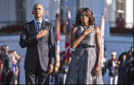 Obama y su esposa Michelle encabezaron la ceremonia en el jardín de la Casa Blanca junto a funcionarios del Ejecutivo 