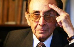 El comunicado indica que “en el acuerdo del día de la fecha, el Dr. Carlos Fayt ha presentado su renuncia al cargo de juez de la Corte Suprema de Justicia”