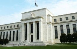 La Fed dijo que los riesgos para la economía de EE.UU. permanecían casi equilibrados, pero que estaba monitorizando los acontecimientos externos.