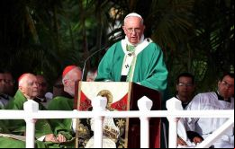 “Ser cristiano entraña servir la dignidad de hermanos, luchar por la dignidad de sus hermanos y vivir para la dignidad de sus hermanos”, dijo el papa.