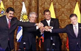 Los cuatro presidentes celebran el acuerdo alcanzado en Quito, con la mediación de Uruguay y Ecuador