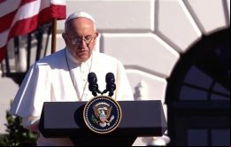 “Como hijo de una familia de inmigrantes, me alegra estar en este país, que ha sido construido en gran parte por tales familias”, dijo Francisco a Obama 