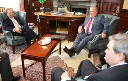 Trobo, miembro de la Comisión de Asuntos Internacionales se reunió con el Ministro Swire (L) por espacio de una hora