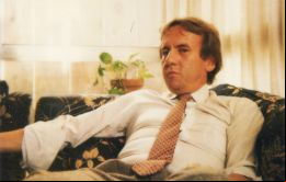 La fuente de la investigación es un ex integrante del Cartel de Medellín, Carlos Toro quien colaboró durante mucho tiempo como informante de la DEA
