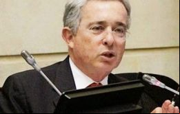 “Las FARC han sido responsables de 2.700 desapariciones, son el cártel de cocaína más grande del mundo”, declaró Uribe. 