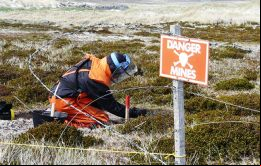 Un integrante del equipo de BACTEC operando en Sapper Hill